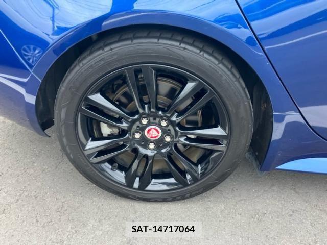 Jaguar XE 2016-04 1660902-6
