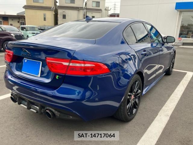 Jaguar XE 2016-04 1660902-7