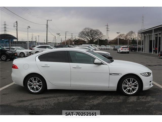 Jaguar XE 2016-06 4043749-9