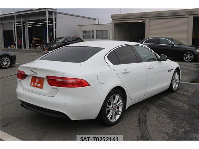 Jaguar XE 2016-06 4043749-10