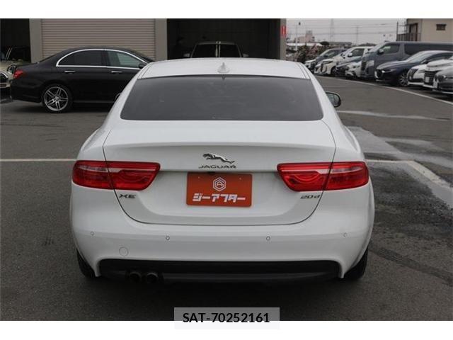 Jaguar XE 2016-06 4043749-11