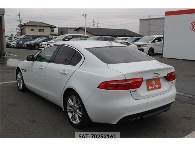 Jaguar XE 2016-06 4043749-12