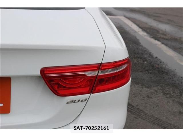 Jaguar XE 2016-06 4043749-21