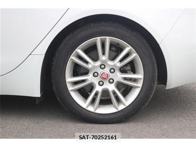 Jaguar XE 2016-06 4043749-24