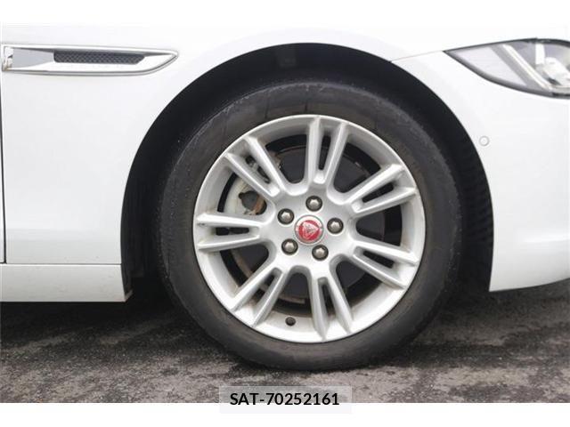 Jaguar XE 2016-06 4043749-25