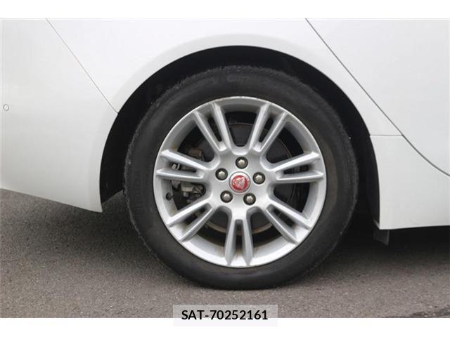 Jaguar XE 2016-06 4043749-26