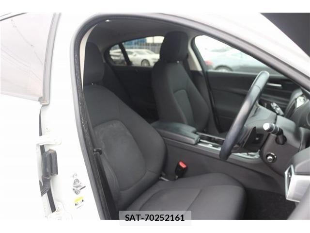 Jaguar XE 2016-06 4043749-28