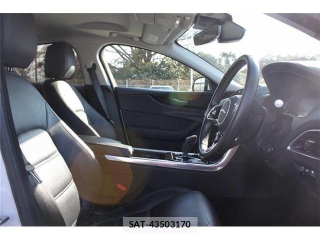 Jaguar XE 2020-06 4392781-21