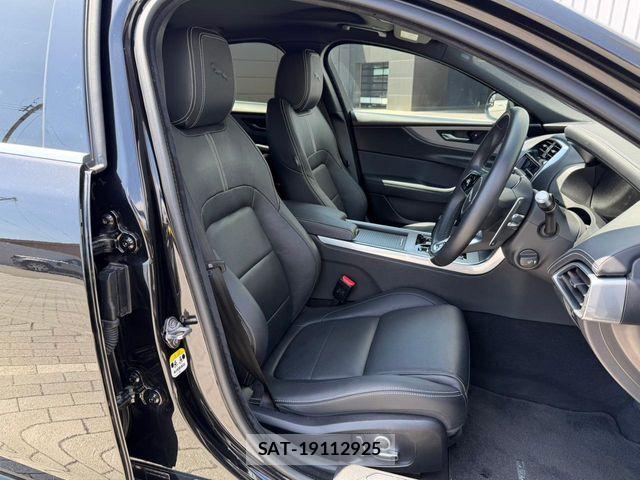 Jaguar XE 2022-01 6304658-15