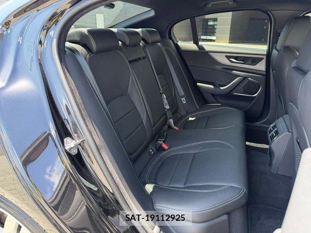 Jaguar XE 2022-01 6304658-16