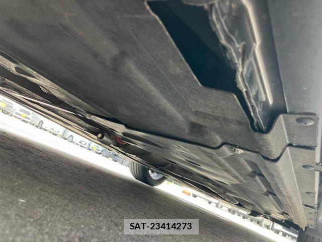 Jaguar XE 2016-02 6906814-11