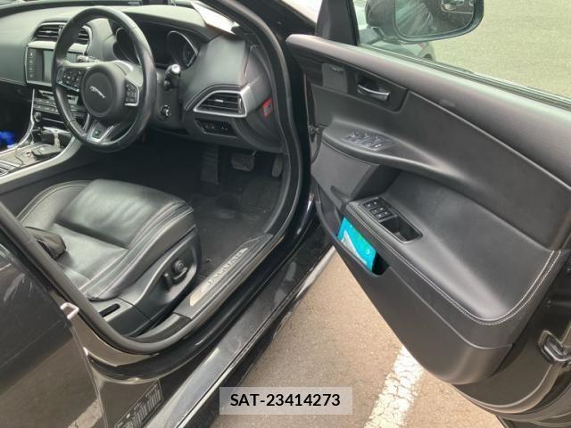 Jaguar XE 2016-02 6906814-16