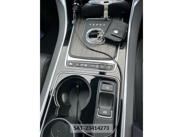 Jaguar XE 2016-02 6906814-21