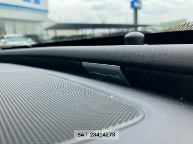 Jaguar XE 2016-02 6906814-26