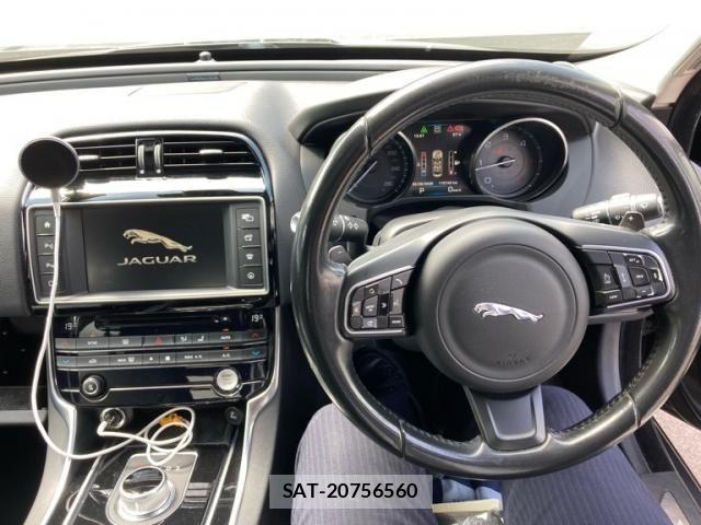 Jaguar XE 2016-04 7058965-14