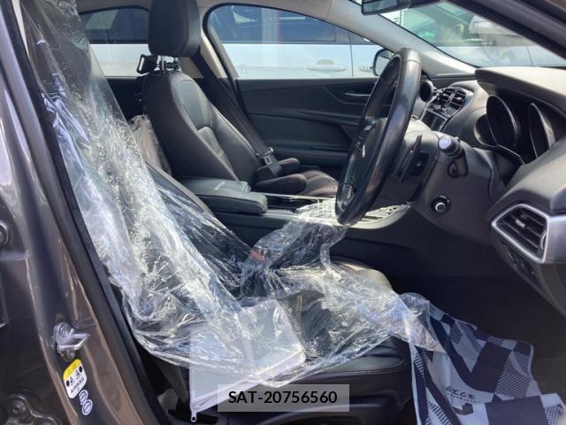 Jaguar XE 2016-04 7058965-4