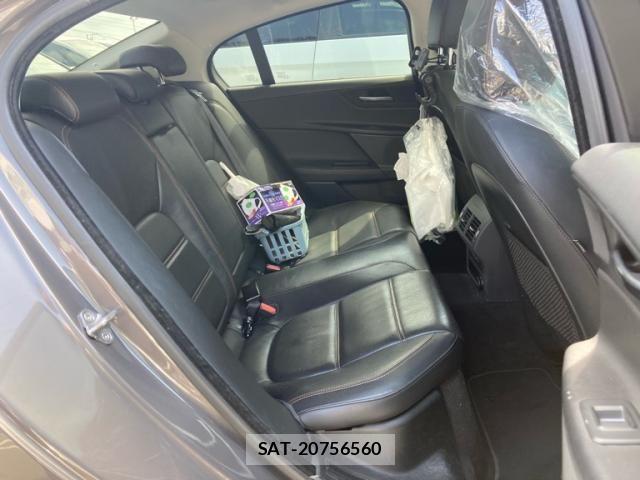 Jaguar XE 2016-04 7058965-5