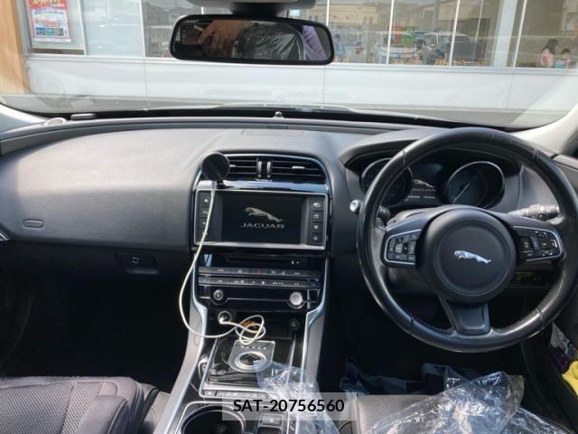 Jaguar XE 2016-04 7058965-6