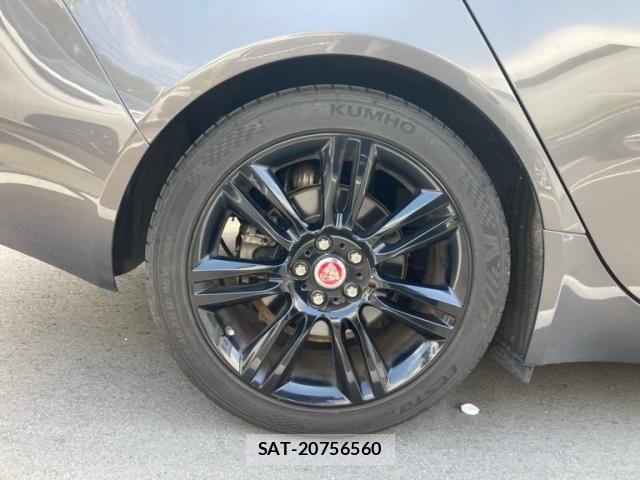Jaguar XE 2016-04 7058965-7
