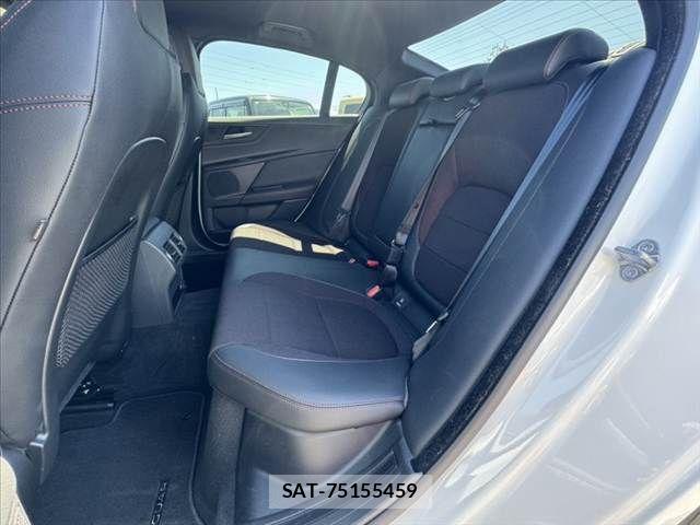 Jaguar XE 2017-12 7272087-17