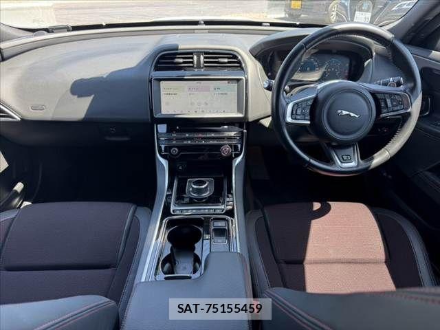 Jaguar XE 2017-12 7272087-1