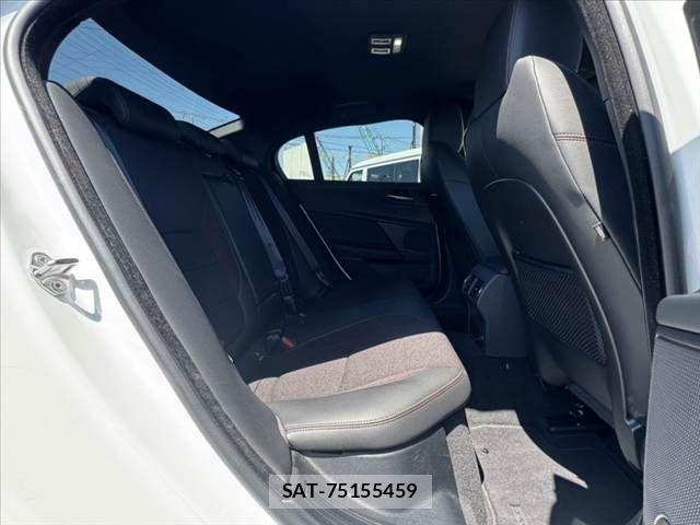Jaguar XE 2017-12 7272087-19