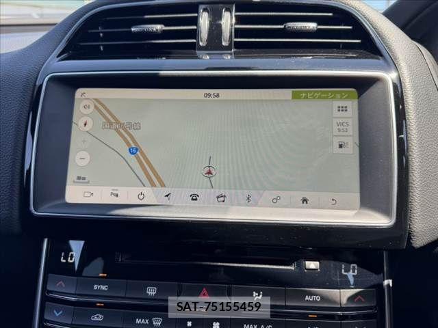 Jaguar XE 2017-12 7272087-2