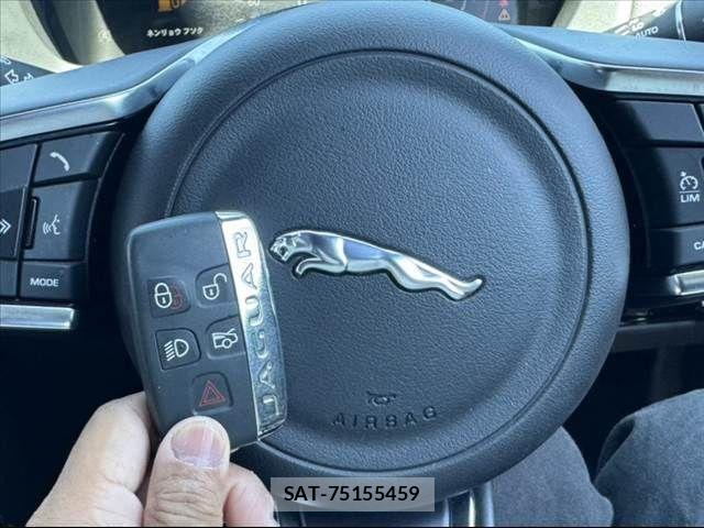 Jaguar XE 2017-12 7272087-6