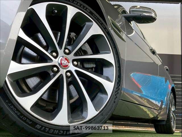 Jaguar XE 2019-07 7358185-18