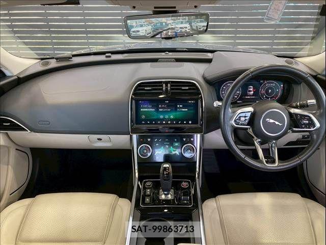 Jaguar XE 2019-07 7358185-2