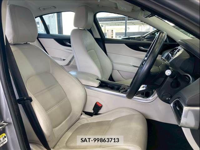 Jaguar XE 2019-07 7358185-5