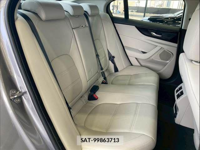 Jaguar XE 2019-07 7358185-6