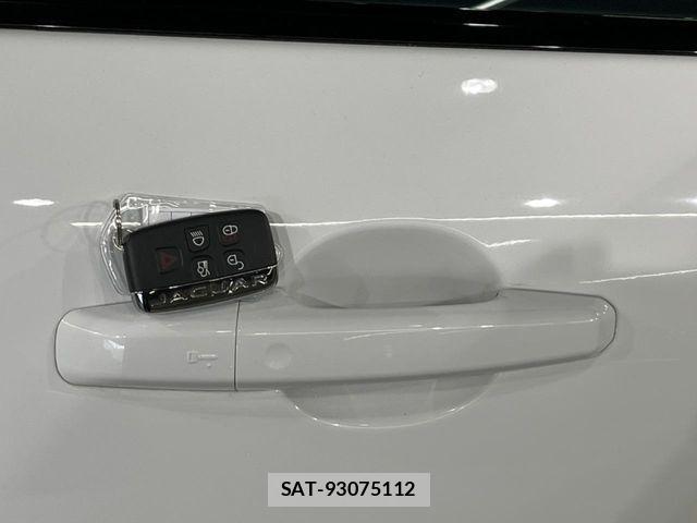 Jaguar XE 2017-12 7358189-10