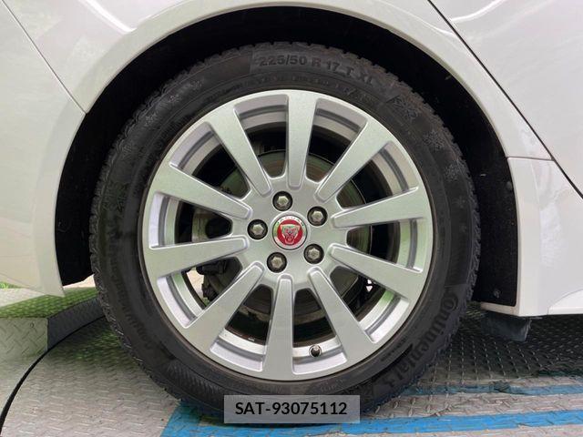 Jaguar XE 2017-12 7358189-13