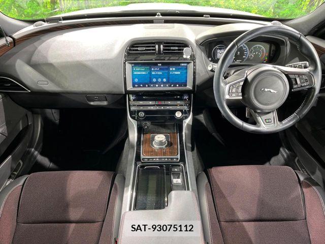 Jaguar XE 2017-12 7358189-1