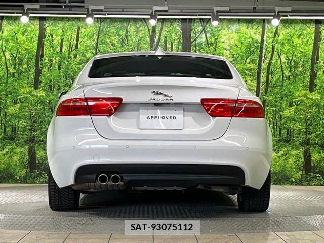 Jaguar XE 2017-12 7358189-19