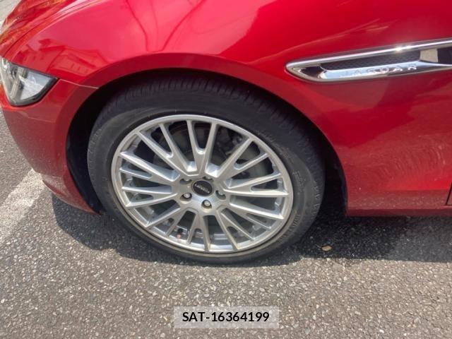 Jaguar XE 2018-06 7455009-10