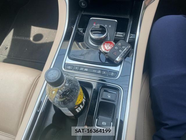 Jaguar XE 2018-06 7455009-25