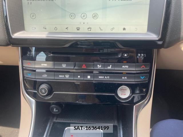Jaguar XE 2018-06 7455009-26