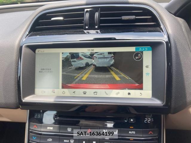Jaguar XE 2018-06 7455009-28