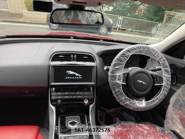 Jaguar XE 2018-03 7724368-16
