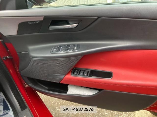 Jaguar XE 2018-03 7724368-17