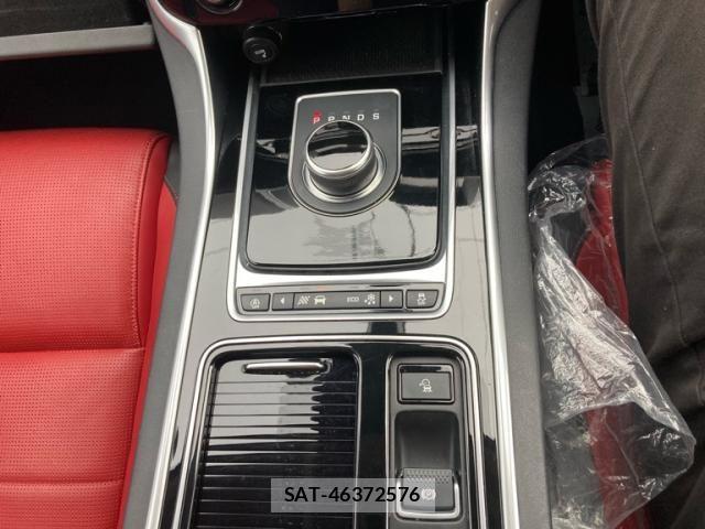 Jaguar XE 2018-03 7724368-28