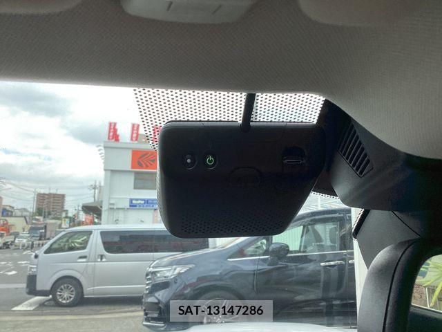 Jaguar XE 2017-12 7876996-13