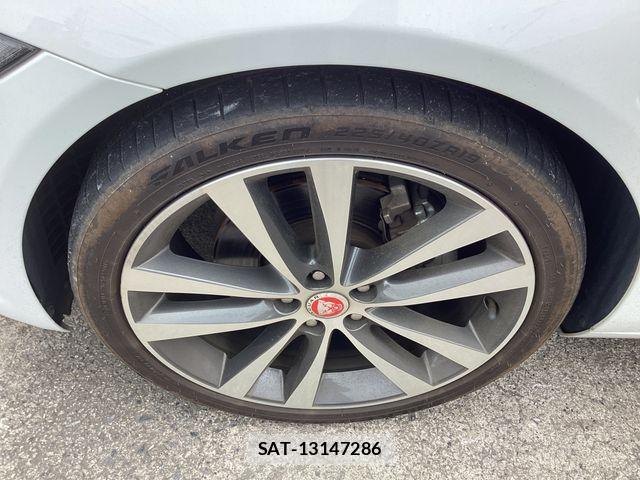Jaguar XE 2017-12 7876996-15