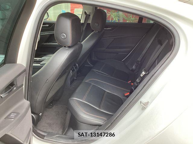 Jaguar XE 2017-12 7876996-16