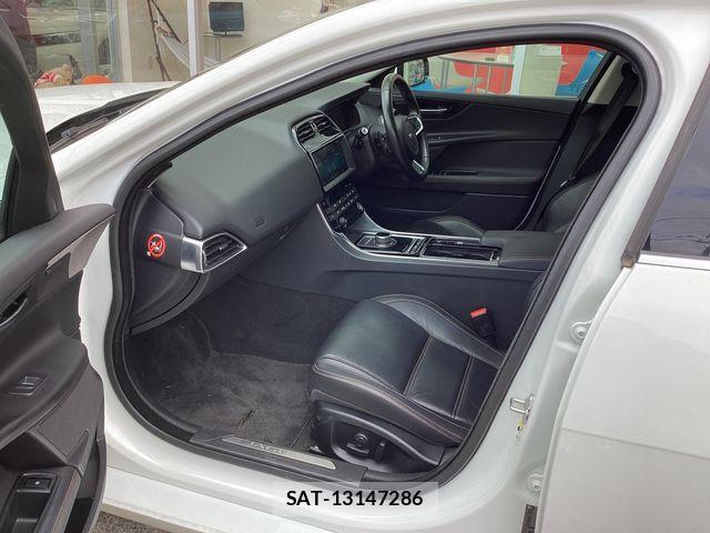 Jaguar XE 2017-12 7876996-1