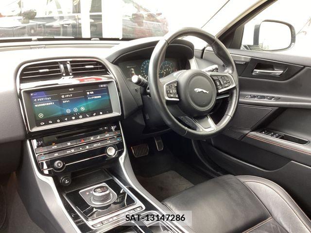 Jaguar XE 2017-12 7876996-23