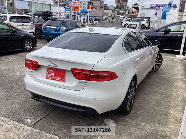 Jaguar XE 2017-12 7876996-2