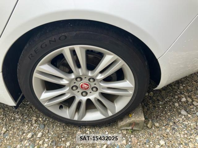 Jaguar XE 2017-10 8074125-10